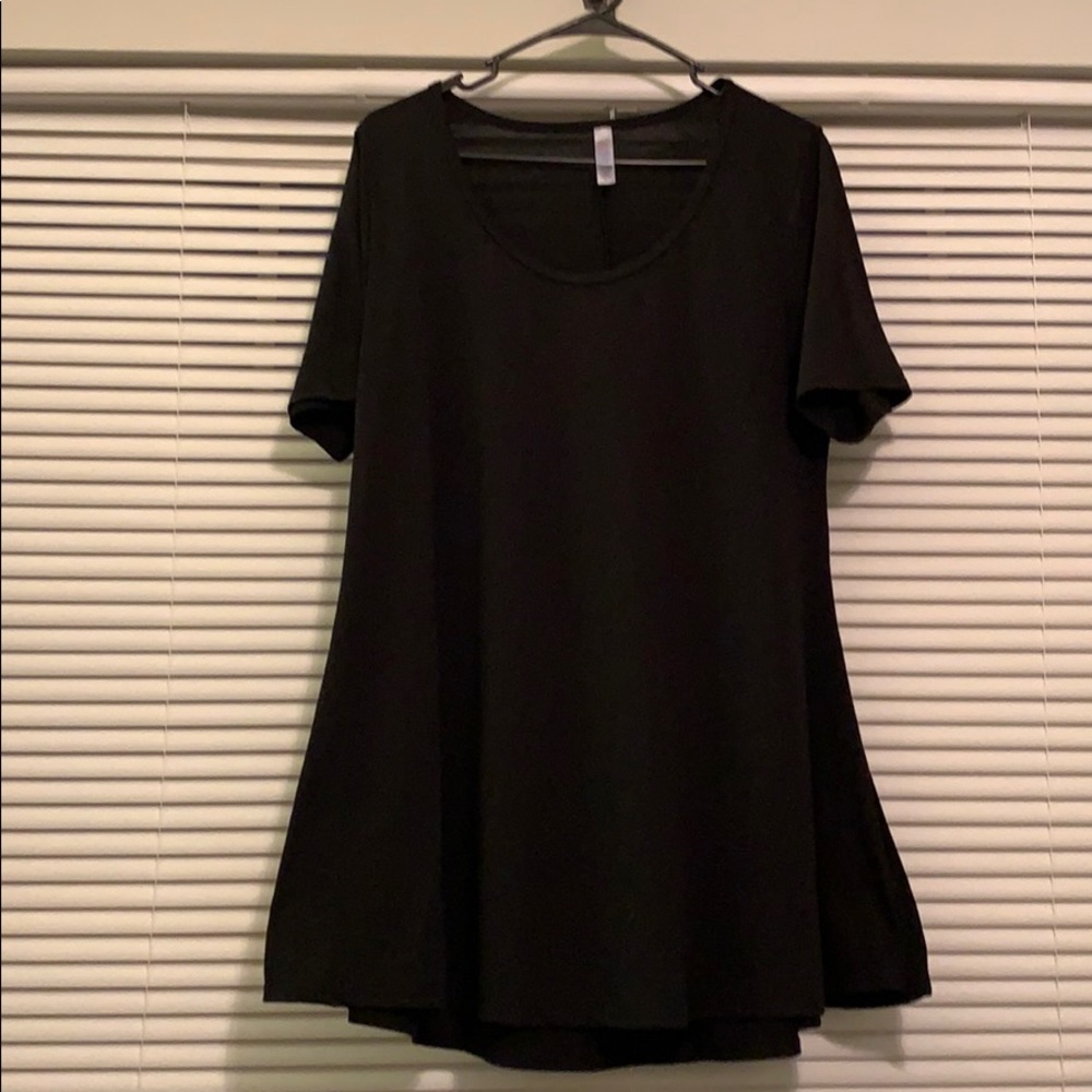 Solid black LuLaRoe Classic Tee Shirt Size Large